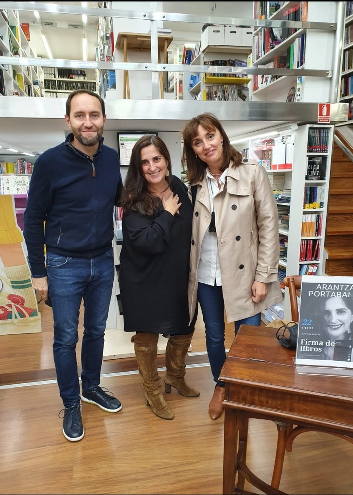 ARANTZA PORTABALES FIRMANDO SUS LIBROS